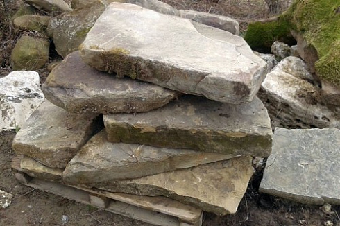 Kamenclub.ru: Песчаник плиты - плахи - пошаговые дорожки (фр. 70-150 мм)  купить в Оренбурге песчаник серый бежевый желтый зеленый колотый песчаник строительный 6500 руб/т   фото КАМЕНЬ КЛУБ