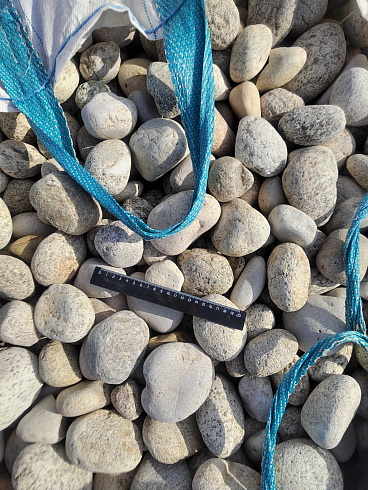 Kamenclub.ru: Галька речная окат (серо-белая) фр. 70-120 мм купить  в Оренбурге галька галечник бело-серая, серо-белая, серая, белая речная природная галька  8000 руб/т   фото КАМЕНЬ КЛУБ