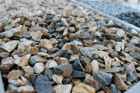 Kamenclub.ru: Мраморная крошка (щебень крошка медовый), фр. 10-20 мм.  купить в Оренбурге песчаник бежевый, серый каменная ландшафтная крошка  12000 руб/т   фото КАМЕНЬ КЛУБ