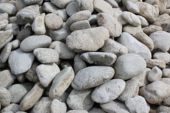 Kamenclub.ru: Бело-серый валунчик фр.100-300 мм.  купить в Оренбурге крупный камень для ландшафта серый, белый бело-серый валун крупная галька 4500 руб/т   фото КАМЕНЬ КЛУБ