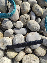 Kamenclub.ru: Галька речная окат (серо-белая) фр. 70-120 мм купить  в Оренбурге галька галечник бело-серая, серо-белая, серая, белая речная природная галька  8000 руб/т   фото КАМЕНЬ КЛУБ