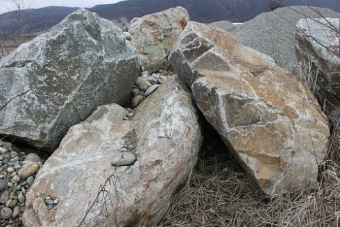 Kamenclub.ru: Гранит скальник (серо-зеленый) фр. 500-1500 мм.  купить в Оренбурге гранит мрамор  серый зеленый темно-серый глыба скальная колотая ландшафтная 7 500 руб/т   фото КАМЕНЬ КЛУБ