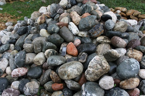 Kamenclub.ru: Ландшафтные валунчики фр.100-500 мм.  купить в Оренбурге крупный природный камень серый, темно-серый, светло-серый речной валун крупный 4800 руб/т   фото КАМЕНЬ КЛУБ