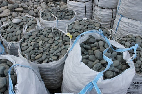 Kamenclub.ru: Темно-серый валунчик фр.100-300 мм.  купить в Оренбурге крупный природный камень серый, темно-серый, светло-серый речная галька большого размера окатанная 4500 руб/т   фото КАМЕНЬ КЛУБ