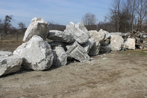 Kamenclub.ru: Мраморизированный известняк фр.500-1500 мм.  купить в Оренбурге    10000 руб/т   фото КАМЕНЬ КЛУБ