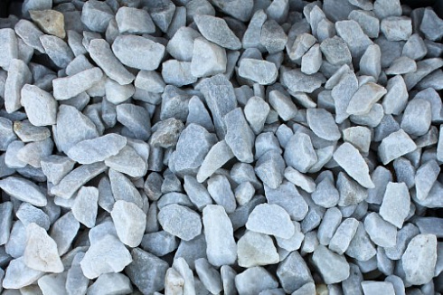 Kamenclub.ru: Мраморная крошка, щебень, цвет-белый, фр. 3-5 мм.  купить в Оренбурге мрамор белый молочный бежевый мрамор колотый 11500 руб/т   фото КАМЕНЬ КЛУБ