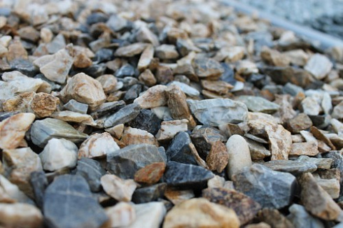 Kamenclub.ru: Мраморная крошка (щебень крошка медовый), фр. 10-20 мм.  купить в Оренбурге песчаник бежевый, серый каменная ландшафтная крошка  12000 руб/т   фото КАМЕНЬ КЛУБ