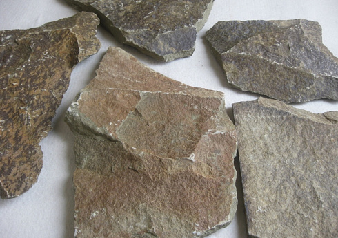 Kamenclub.ru: Песчаник пластушка "фонтанка" серо-зеленая (3,0-5,0 см)  купить в Оренбурге песчаник серо-зеленая колотые плитки облицовочные пластушки 11400 руб/м3   фото КАМЕНЬ КЛУБ