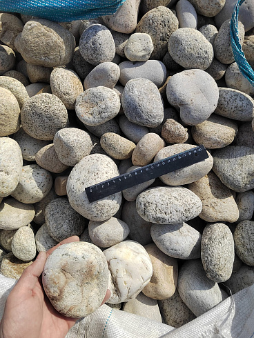 Kamenclub.ru: Галька речная окат (серо-белая) фр. 70-120 мм купить  в Оренбурге галька галечник бело-серая, серо-белая, серая, белая речная природная галька  8000 руб/т   фото КАМЕНЬ КЛУБ