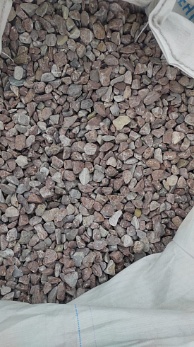 Kamenclub.ru: Мраморная крошка (щебень галтованный розовый) фр.20-40 мм.  купить в Оренбурге мрамор розовый, красный оголтованный округлый щебень  15000 руб/т   фото КАМЕНЬ КЛУБ
