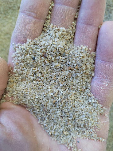 Кварцевый песок для площадок фр. 0,6-1,2 мм.  купить в Оренбурге фото Камень Клуб