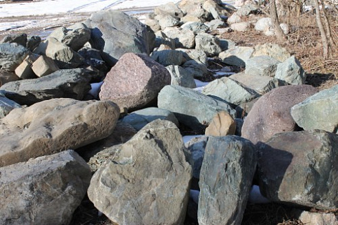Kamenclub.ru: Гранит скальник (серо-зеленый) фр. 500-1500 мм.  купить в Оренбурге гранит мрамор  серый зеленый темно-серый глыба скальная колотая ландшафтная 7 500 руб/т   фото КАМЕНЬ КЛУБ