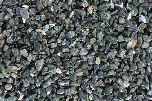 Kamenclub.ru: Мраморная крошка (щебень галтованный микс:зеленый-черный) фр.10-20 мм.  купить в Оренбурге мрамор зеленый, черный декоративные ландшафтные окатанные округлые камни щебня 14500 руб/т   фото КАМЕНЬ КЛУБ