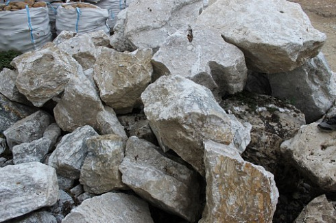 Kamenclub.ru: Мраморизированный известняк фр. 100-500 мм.  купить в Оренбурге известняк серый белый темно-серый сероватый валун природного образования окатанный 10500 руб/т   фото КАМЕНЬ КЛУБ