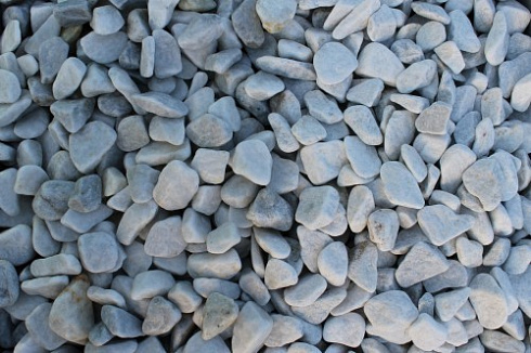 Kamenclub.ru: Мраморная крошка (щебень галтованный белый), фр.20-40 мм.  купить в Оренбурге мрамор белый бежевый молочный мраморный щебень декоративный 17000 руб/т   фото КАМЕНЬ КЛУБ