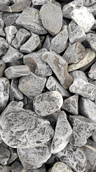 Kamenclub.ru: Щебень галтованный черный (мрамор) фр.40-70 мм.  купить в Оренбурге мрамор черный с белыми прожилками, черный, белый щебень галтованный округлый 13500 руб/т   фото КАМЕНЬ КЛУБ