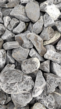 Kamenclub.ru: Щебень галтованный черный (мрамор) фр.40-70 мм.  купить в Оренбурге мрамор черный с белыми прожилками, черный, белый щебень галтованный округлый 13500 руб/т   фото КАМЕНЬ КЛУБ