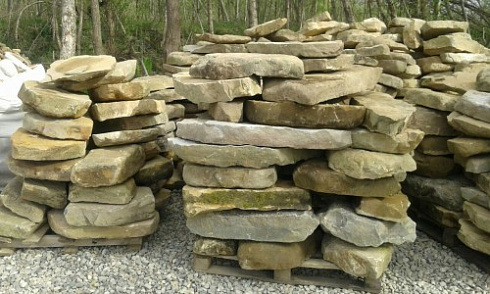 Kamenclub.ru: Песчаник плиты - плахи - пошаговые дорожки (фр. 70-150 мм)  купить в Оренбурге песчаник серый бежевый желтый зеленый колотый песчаник строительный 6500 руб/т   фото КАМЕНЬ КЛУБ