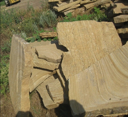 Kamenclub.ru: Форматный камень (плаха) пошаговая дорожка от 70-150 см (4 -12 см)  купить в Оренбурге плитняк  форматный плаха желтый песчаник 9 000 руб/т   фото КАМЕНЬ КЛУБ