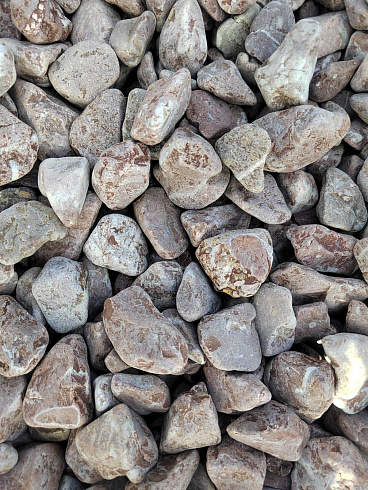 Kamenclub.ru: Мраморная крошка (щебень галтованный розовый) фр.10-20 мм.  купить в Оренбурге мрамор розовый, красный ландшафтный декоративный окатанный округлый щебень 15000 руб/т   фото КАМЕНЬ КЛУБ