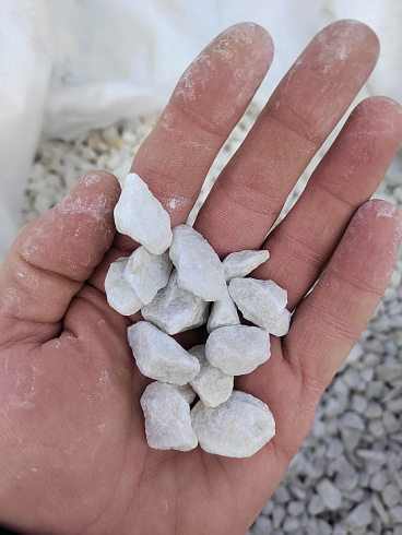 Kamenclub.ru: Мраморная крошка, щебень, цвет-белый, фр. 10-20 мм.  купить в Оренбурге мрамор белый, молочный айвори каменная ландшафтная декоративная крошка шебня 12000 руб/т   фото КАМЕНЬ КЛУБ