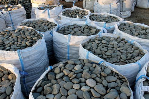 Kamenclub.ru: Галька речная плоская (темно-серая) фр. 100-200-300 мм. купить  в Оренбурге галька речная плоская темно-серый, серый, синий речной галечник плоский 9000 руб/т   фото КАМЕНЬ КЛУБ