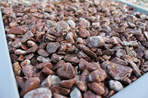 Kamenclub.ru: Мраморная крошка (щебень галтованный розовый) фр.10-20 мм.  купить в Оренбурге мрамор розовый, красный ландшафтный декоративный окатанный округлый щебень 15000 руб/т   фото КАМЕНЬ КЛУБ