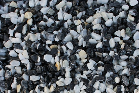 Kamenclub.ru: Мраморная крошка (щебень крошка микс : белый-черный-розовый) фр. 5-10 мм.  купить в Оренбурге мрамор белый, черный, розовый, разноцветный микс декоративная мраморная каменная крошка 12000 руб/т   фото КАМЕНЬ КЛУБ