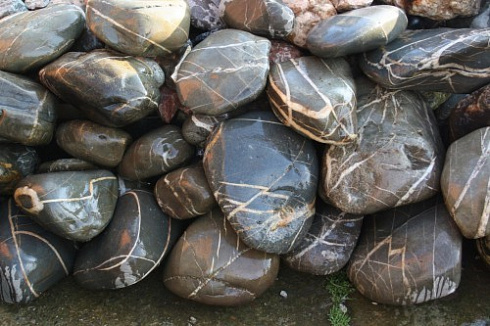 Kamenclub.ru: Валунчик Паутинник фр.100-300 мм  купить в Оренбурге крупный природный камень галечник темно-серый с прожилками белый черный речной валунчик 5000 руб/т   фото КАМЕНЬ КЛУБ