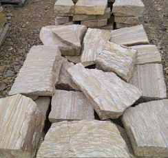 Kamenclub.ru: Песчаник пластушка желтый с рисунком (7-15 см)  купить в Оренбурге плитняк - пластушка - бут желтый песчаник 10200 руб/м3   фото КАМЕНЬ КЛУБ