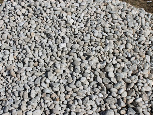 Kamenclub.ru: Галька речная окат (серо-белая) фр. 70-120 мм купить  в Оренбурге галька галечник бело-серая, серо-белая, серая, белая речная природная галька  8000 руб/т   фото КАМЕНЬ КЛУБ
