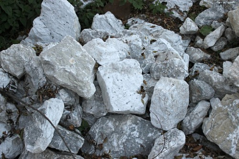 Kamenclub.ru: Мраморизированный известняк фр. 100-500 мм.  купить в Оренбурге известняк серый белый темно-серый сероватый валун природного образования окатанный 10500 руб/т   фото КАМЕНЬ КЛУБ