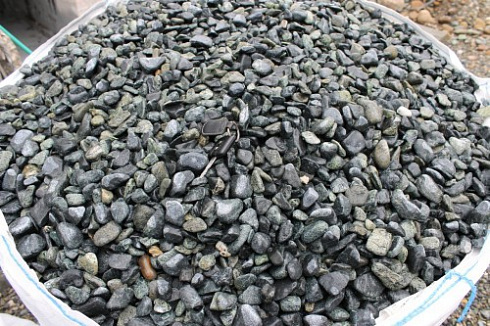 Kamenclub.ru: Щебень галтованный зеленый (змеевик) фр. 20-40 мм.  купить в Оренбурге мрамор зеленый, салатовый оголтованный щебень мраморный 12500 руб/т   фото КАМЕНЬ КЛУБ