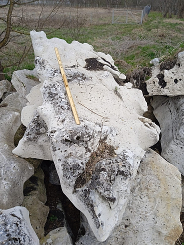 Kamenclub.ru: Выветренный известняк (степной) фр. 500-1500 мм.  купить в Оренбурге    10000 руб/т   фото КАМЕНЬ КЛУБ