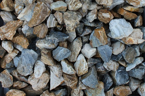 Kamenclub.ru: Мраморная крошка (щебень крошка медовый) фр. 20-40 мм.  купить в Оренбурге мрамор бежевый рыжий желтый ландшафтная мраморная крошка 12000 руб/т   фото КАМЕНЬ КЛУБ