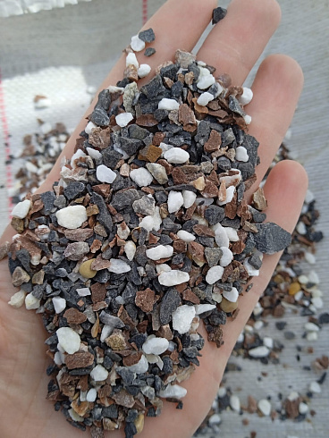 Kamenclub.ru: Мраморная крошка (щебень галтованный микс:: белый-черный) фр.5-10 мм  купить в Оренбурге мрамор белый, черный, молочный, серый галтовка мраморная окатанная декоративная ландшафтная 15500 руб/т   фото КАМЕНЬ КЛУБ