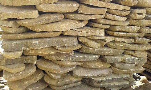 Kamenclub.ru: Песчаник колотый для облицовки (фр. 2-3 см)  купить в Оренбурге песчаник бежевый серый рыжий песчаник строительный 5000 руб/т   фото КАМЕНЬ КЛУБ