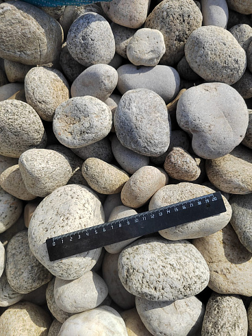 Kamenclub.ru: Галька речная окат (серо-белая) фр. 70-120 мм купить  в Оренбурге галька галечник бело-серая, серо-белая, серая, белая речная природная галька  8000 руб/т   фото КАМЕНЬ КЛУБ