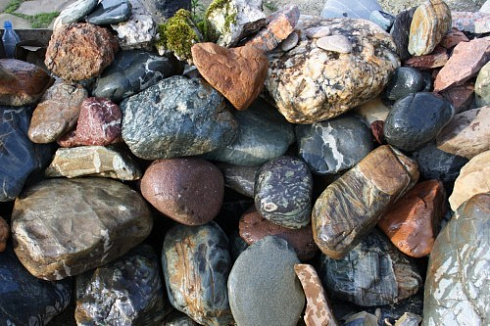 Kamenclub.ru: Ландшафтные валунчики фр.100-500 мм.  купить в Оренбурге крупный природный камень серый, темно-серый, светло-серый речной валун крупный 4800 руб/т   фото КАМЕНЬ КЛУБ