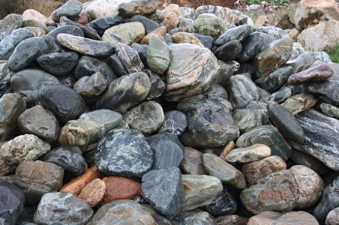 Kamenclub.ru: Ландшафтные валунчики фр.100-500 мм.  купить в Оренбурге крупный природный камень серый, темно-серый, светло-серый речной валун крупный 4800 руб/т   фото КАМЕНЬ КЛУБ