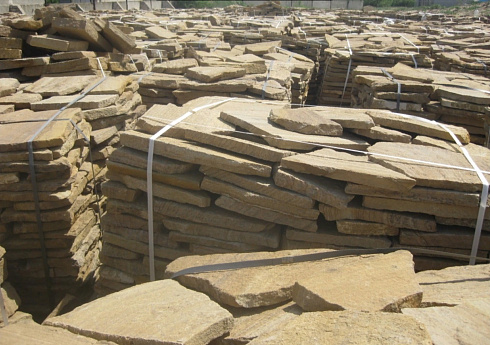 Kamenclub.ru: Песчаник пластушка желтый с рисунком (3 см)  купить в Оренбурге песчаник желтый с рисунком, рыжий, желтый песчаник пластушка ландшафтная рваная 8 500 руб/м3   фото КАМЕНЬ КЛУБ