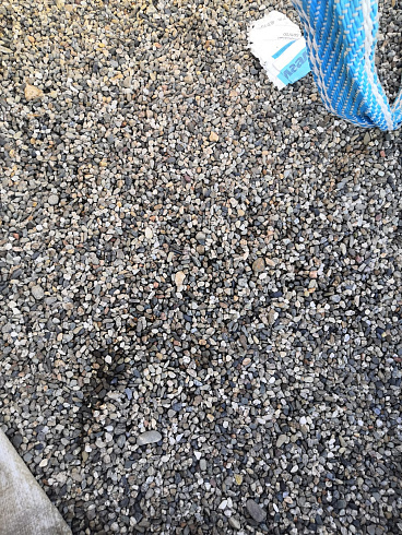 Kamenclub.ru: Галька речная окат (серая) фр.3-5 мм купить  в Оренбурге галька речная серая бежевый темно-серый окатанный речной камень округлый 9500 руб/т   фото КАМЕНЬ КЛУБ