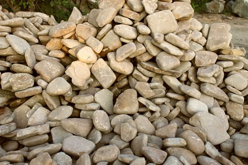 Kamenclub.ru: Песчаник для мощения дорожек, площадок, парковок ( фр 5-10 см)  купить в Оренбурге песчаник  серый желтый коричневый рыжий песчаник оголтованный окатанный 6500 руб/т   фото КАМЕНЬ КЛУБ