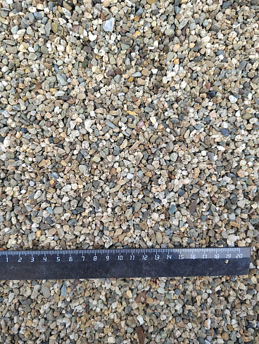 Kamenclub.ru: Галька речная окат (серая) фр.3-5 мм купить  в Оренбурге галька речная серая бежевый темно-серый окатанный речной камень округлый 9500 руб/т   фото КАМЕНЬ КЛУБ