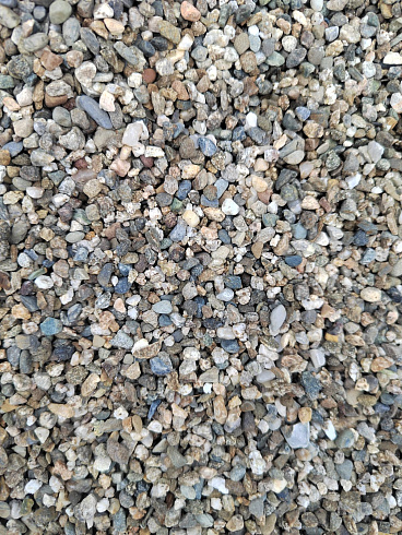 Kamenclub.ru: Галька речная окат (серая) фр.3-5 мм купить  в Оренбурге галька речная серая бежевый темно-серый окатанный речной камень округлый 9500 руб/т   фото КАМЕНЬ КЛУБ
