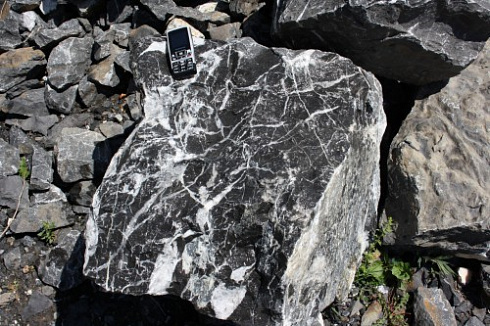 Kamenclub.ru: Черный мрамор скальник фр. 1000-1500 мм.  купить в Оренбурге мрамор черный белый серый крупный колотый валун ландшафтный 9000 руб/т   фото КАМЕНЬ КЛУБ