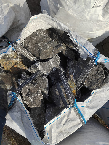 Kamenclub.ru: Черный мрамор скальник фр. 100-500 мм.  купить в Оренбурге мрамор черный белый серый крупный колотый валун ландшафтный 8500 руб/т   фото КАМЕНЬ КЛУБ