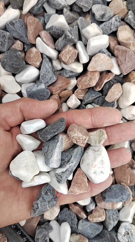 Kamenclub.ru: Мраморная крошка (щебень галтованный микс:белый-зеленый-розовый) фр.20-40 мм.  купить в Оренбурге мрамор белый, зеленый, розовый мрамор декоративный (галтовка) 15500 руб/т   фото КАМЕНЬ КЛУБ