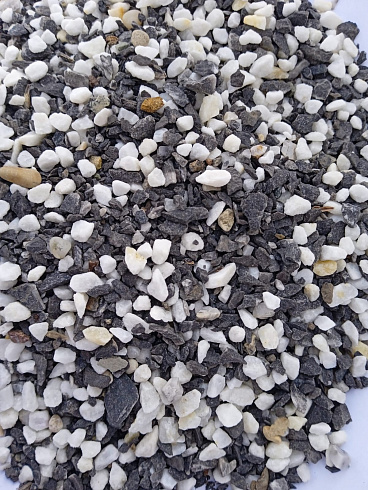 Kamenclub.ru: Мраморная крошка (щебень галтованный микс:: белый-черный) фр.5-10 мм  купить в Оренбурге мрамор белый, черный, молочный, серый галтовка мраморная окатанная декоративная ландшафтная 15500 руб/т   фото КАМЕНЬ КЛУБ