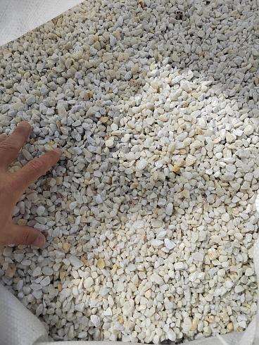 Kamenclub.ru: Мраморная крошка, щебень, цвет-белый, фр. 5-10 мм.  купить в Оренбурге мрамор белый, айвори, молочный мраморная каменная крошка ландшафтная 12000 руб/т   фото КАМЕНЬ КЛУБ